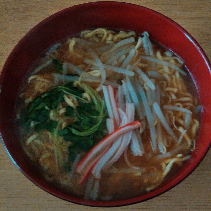 カニかまともやしと貝割れの味噌ラーメン